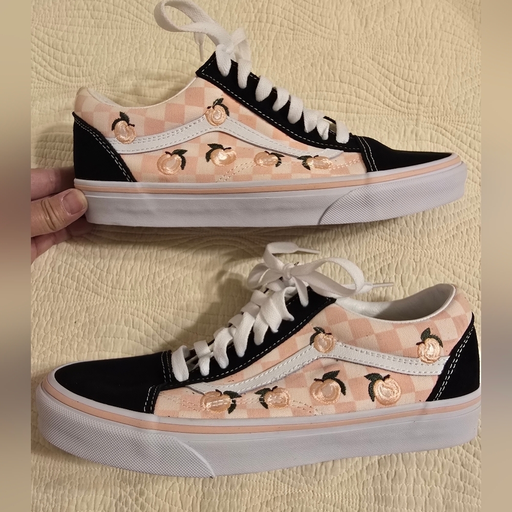 NIB Vans Old Skool Skater Sneaker With Embroidered Peaches Design - Picture 7 of 13